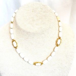 💎Direction One Choker Necklace Gold Tone And White Beads